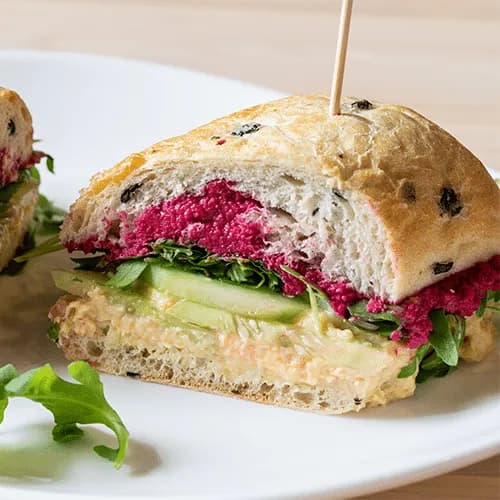 Kanapka vege z hummusem