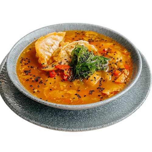 Koreańska zupa z kaczką i smażonymi pierożkami gyoza