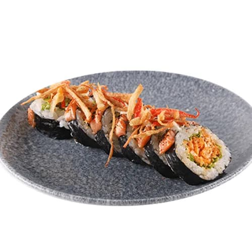 Futomaki z chrupkami z tempury z opalanym łososiem