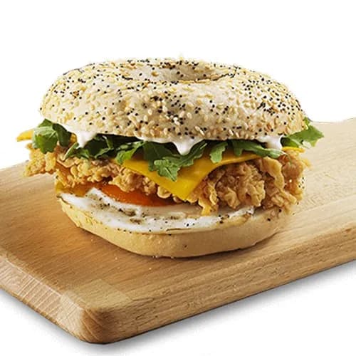 Śniadaniowy bajgiel z jajkiem i serem