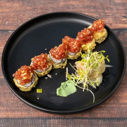 Futomaki with tempura tuna tartare