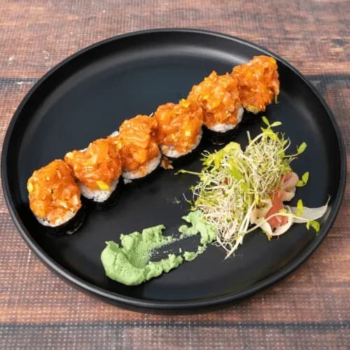 Futomaki with salmon tartare