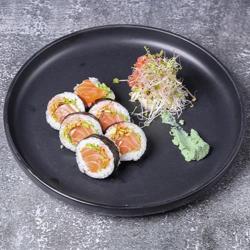 Futomaki with salmon and leek