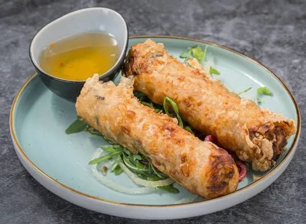 Knusprige Frühlingsrollen (2 Stück)