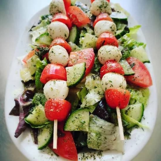 Salat mit Mozzarella-Sticks
