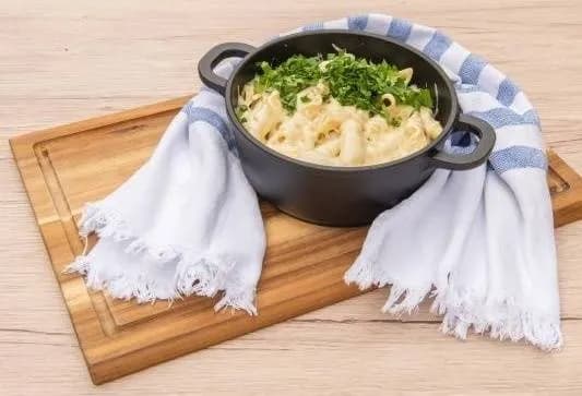 Penne mit Hähnchenbrust, Tomatensoße und Gouda-Käse (Überbacken)