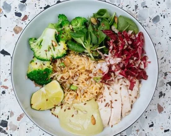 Zielony bowl z kurczakiem i orzo