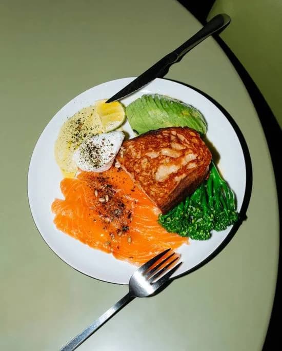 Zielony bowl z łososiem z jajkami, brokułami i awokado