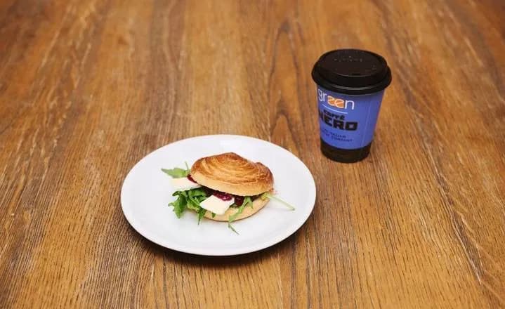 Bułeczka francuska + Americano Średnie