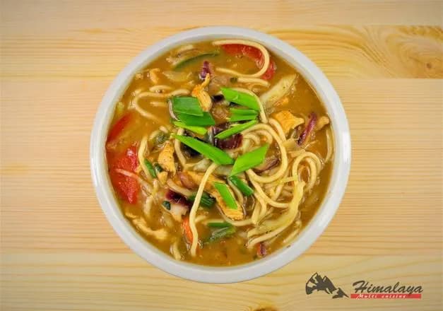 Makaron Thukpa z Wieprzowiną