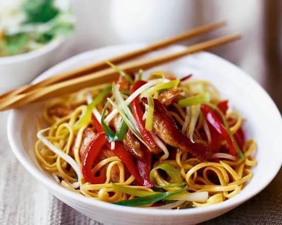 Makaron Chow Mein z Kurczakiem