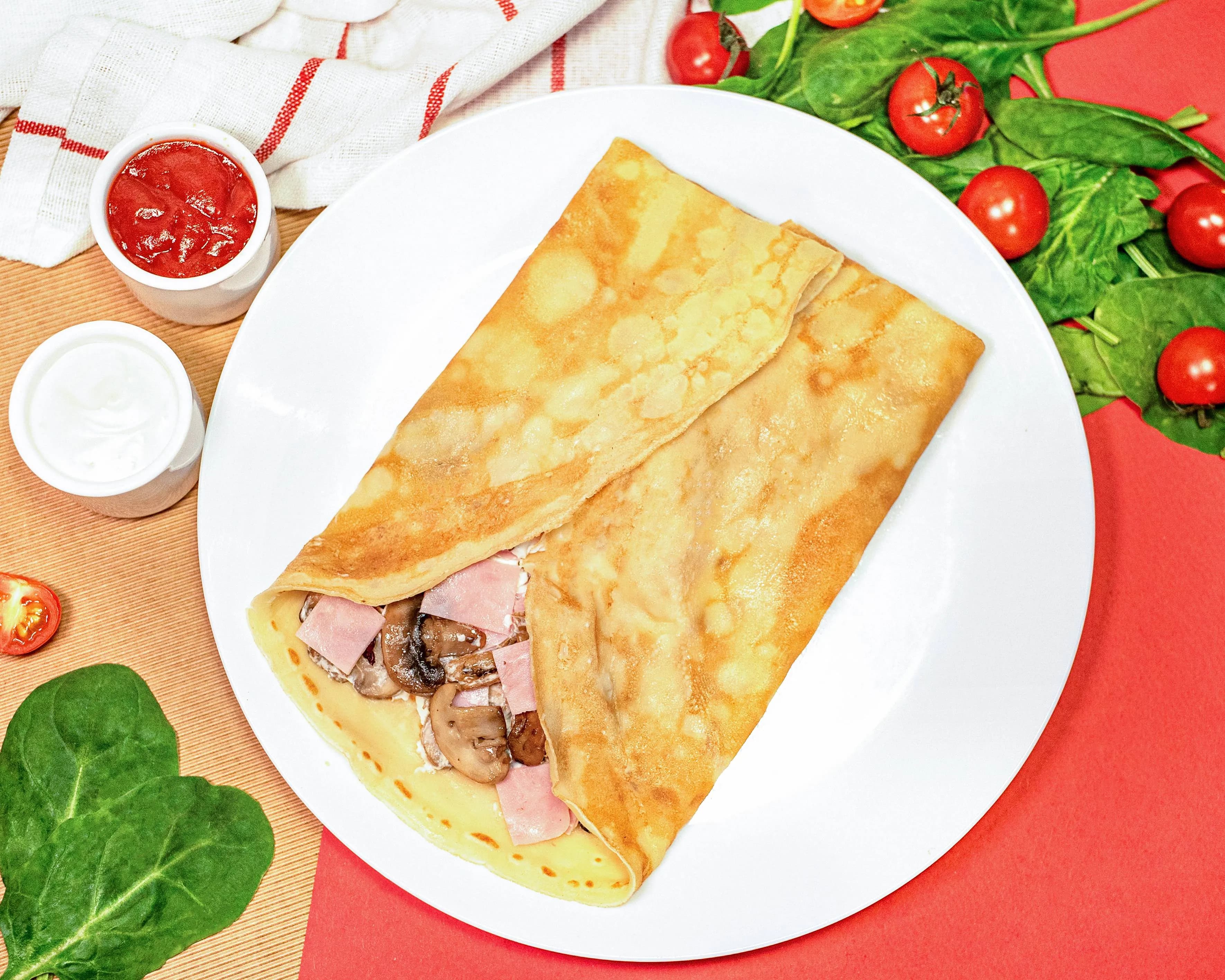 Naleśnik z pieczarkami i szynką