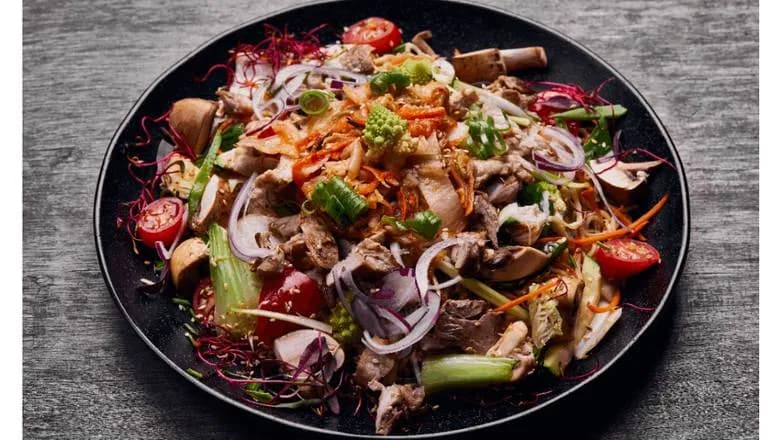 Smażony Makaron z Wieprzowiną