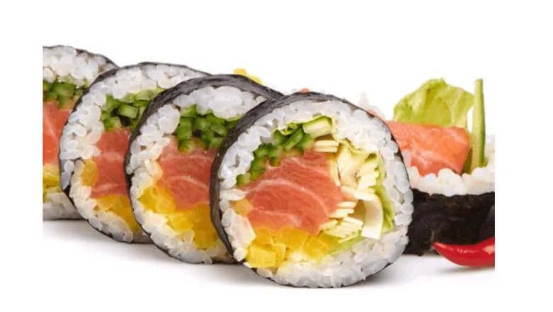 FUTOMAKI ŁOSOŚ Z POREM NA OSTRO