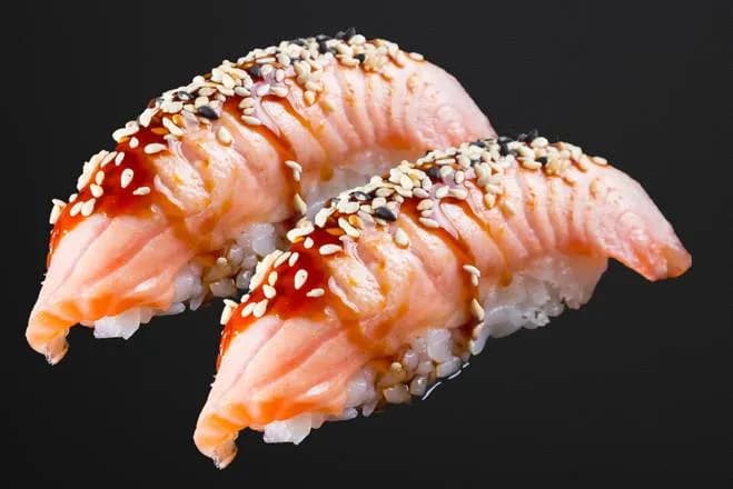 Nigiri z opalanym łososiem