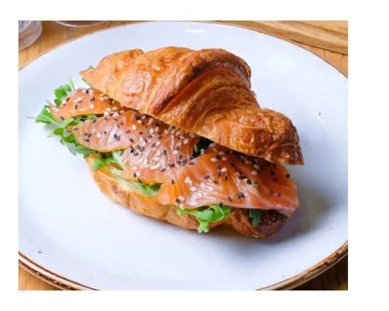 Croissant z łososiem