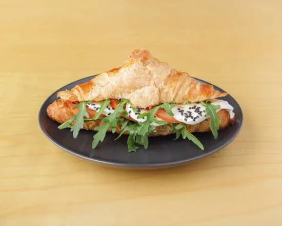 Croissant z pesto i mozzarellą