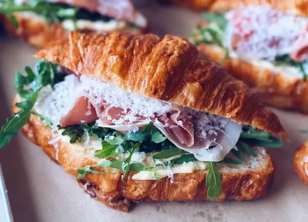 Croissant z szynką parmeńską