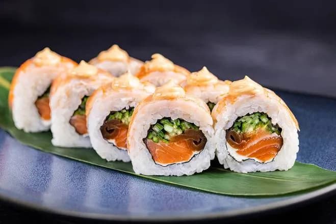 URAMAKI ŁOSOŚ W KREWETKACH