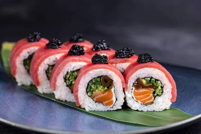 URAMAKI ŁOSOŚ W TUŃCZYKU