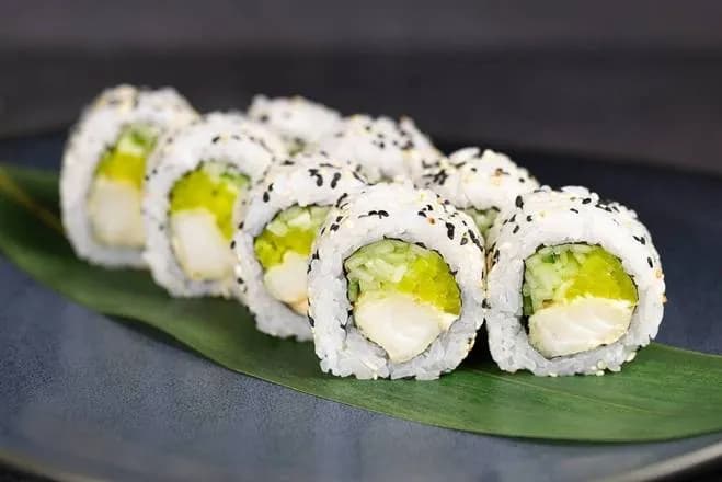 URAMAKI DORADA TEMPURA W SEZAMIE