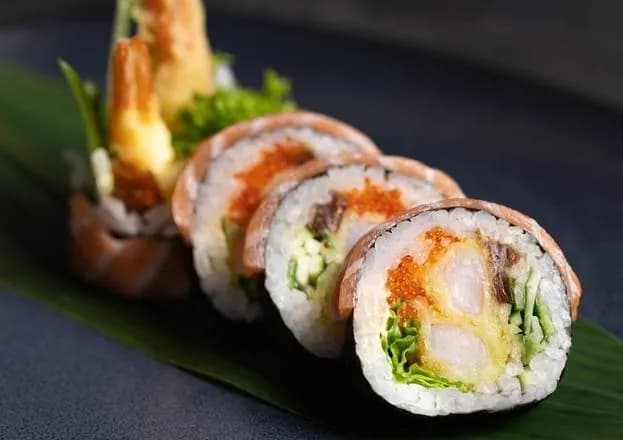 FUTOMAKI KREWETKA TEMPURA W ŁOSOSIE
