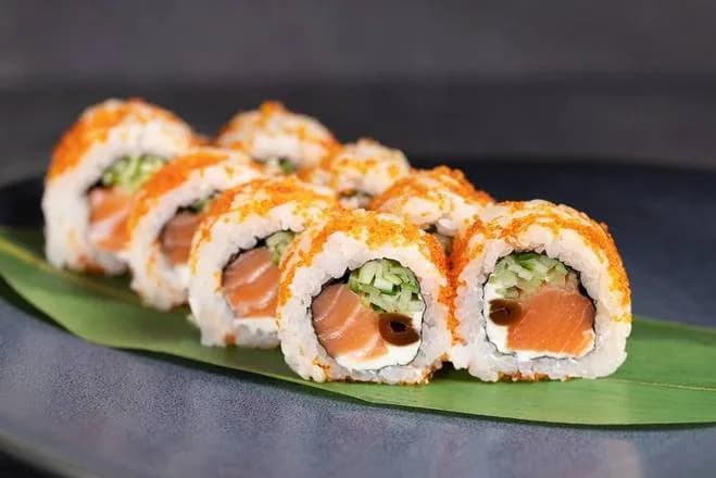 URAMAKI ŁOSOŚ SUROWY W TOBIKO