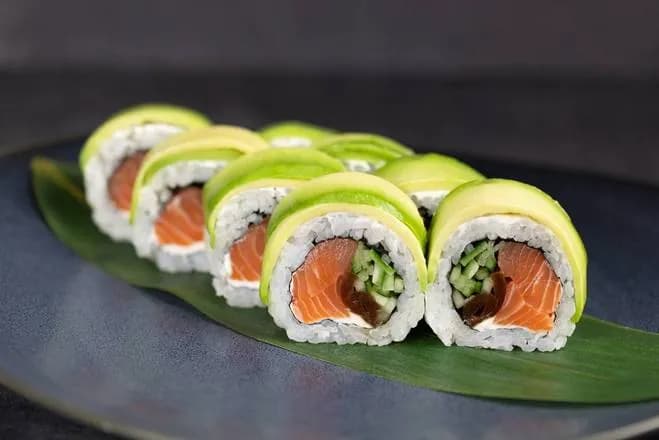 URAMAKI ŁOSOŚ SUROWY W AWOKADO