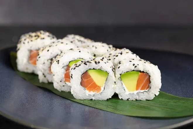 URAMAKI ŁOSOŚ SUROWY W SEZAMIE