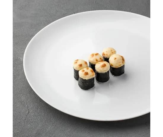 Zapieczony hosomaki roll z łososiem