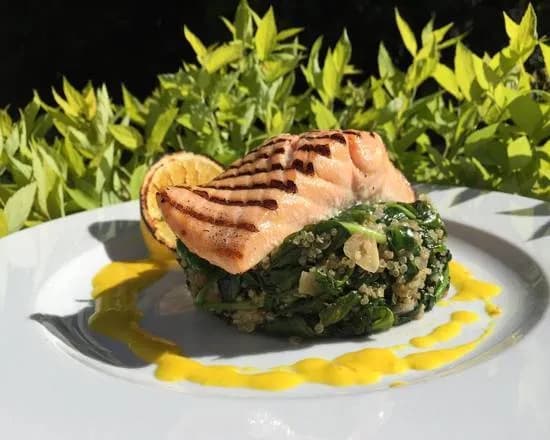 Grillowany Łosoś z Sosem Serowym