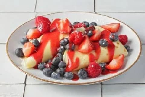 Naleśniki z dżemem i owocami