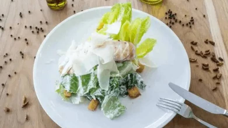 Caesare z kurczakiem