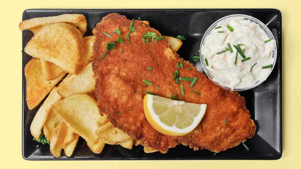 Hähnchenschnitzel Teller mit Krautsalat