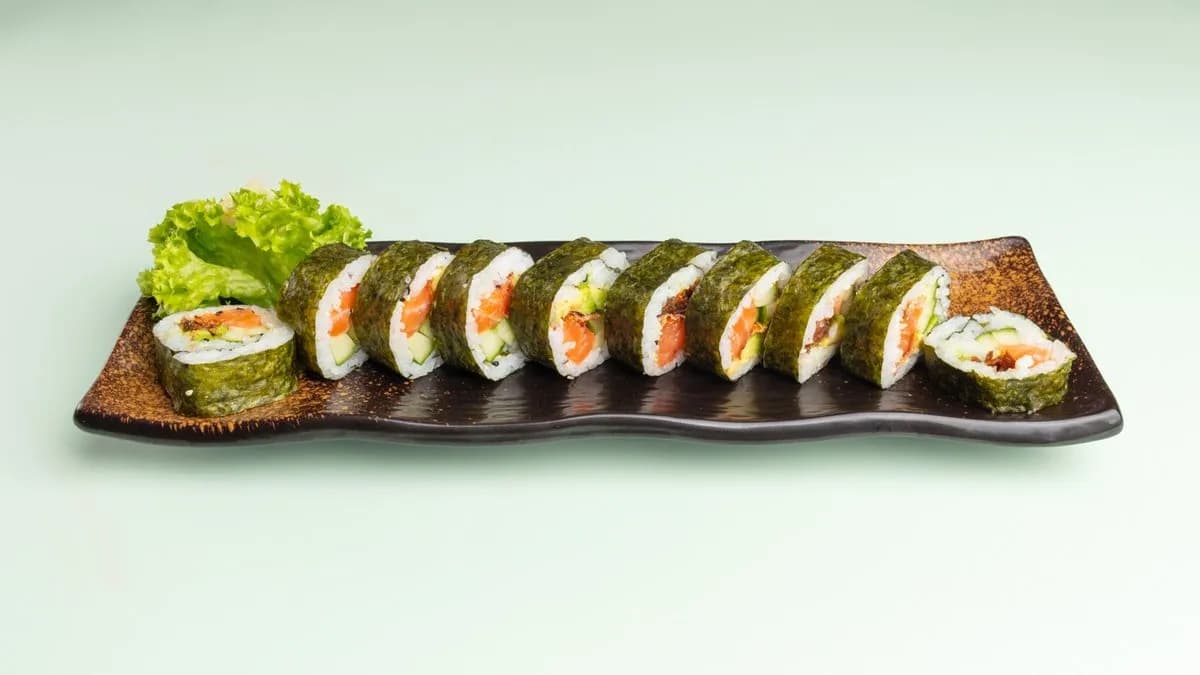 S32. Salmon & Salmon Skin Futo Maki