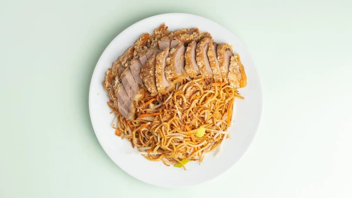 14. Gebratene Nudeln mit Knuspriger Entenbrust und Gemüse