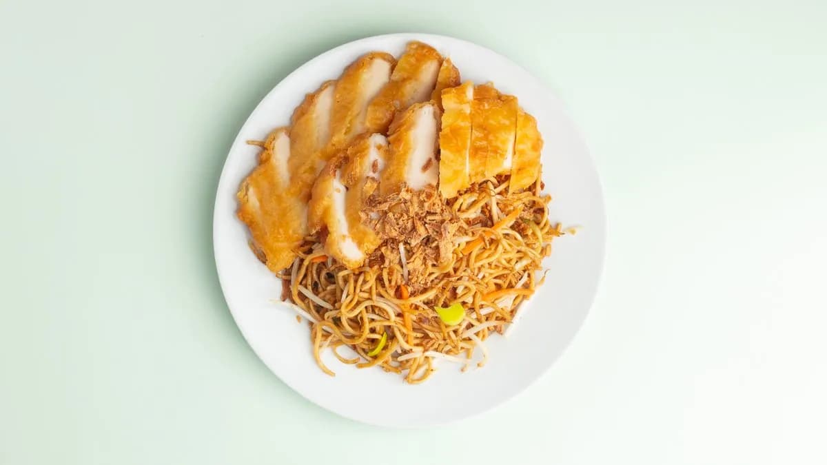 13. Gebratene Nudeln mit Gebackener Hühnerbrust und Gemüse