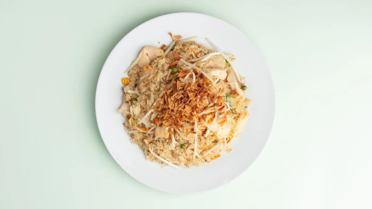 21. Gebratener Reis mit Hühnerfleisch und Verschiedenem Gemüse