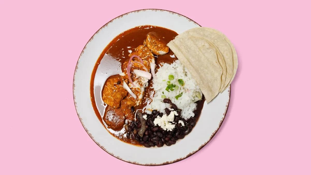31. Cochinita Pibil con Arroz y Frijoles