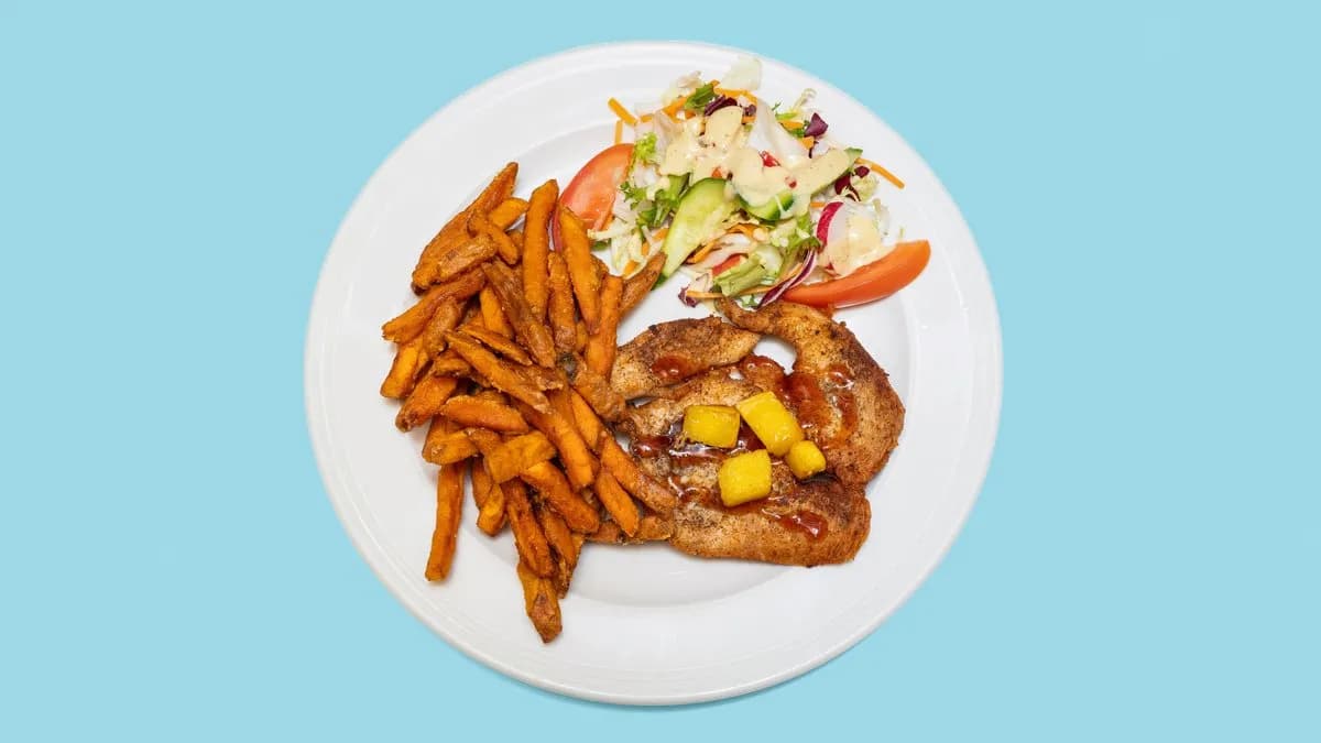 Pechuga Frita Tipo Caribe con Boniato y Ensalada