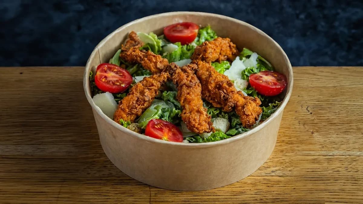 CÉZÁR SALÁTA CREAMY GARLIC ÖNTETTEL ÉS HÁZI KRUTONNAL ÉS ROPOGÓS CSIRKECSÍKOK