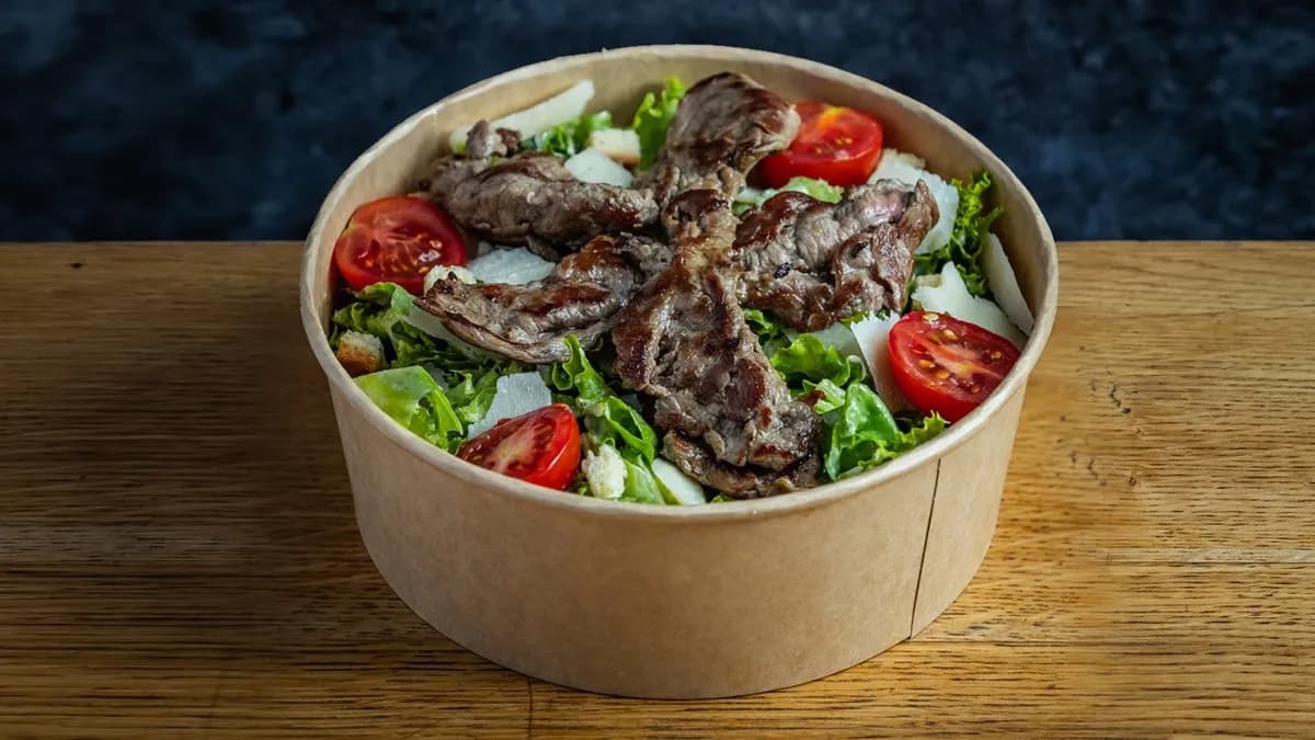 CÉZÁR SALÁTA CREAMY GARLIC ÖNTETTEL ÉS HÁZI KRUTONNAL ÉS STEAK CSÍKOKKAL