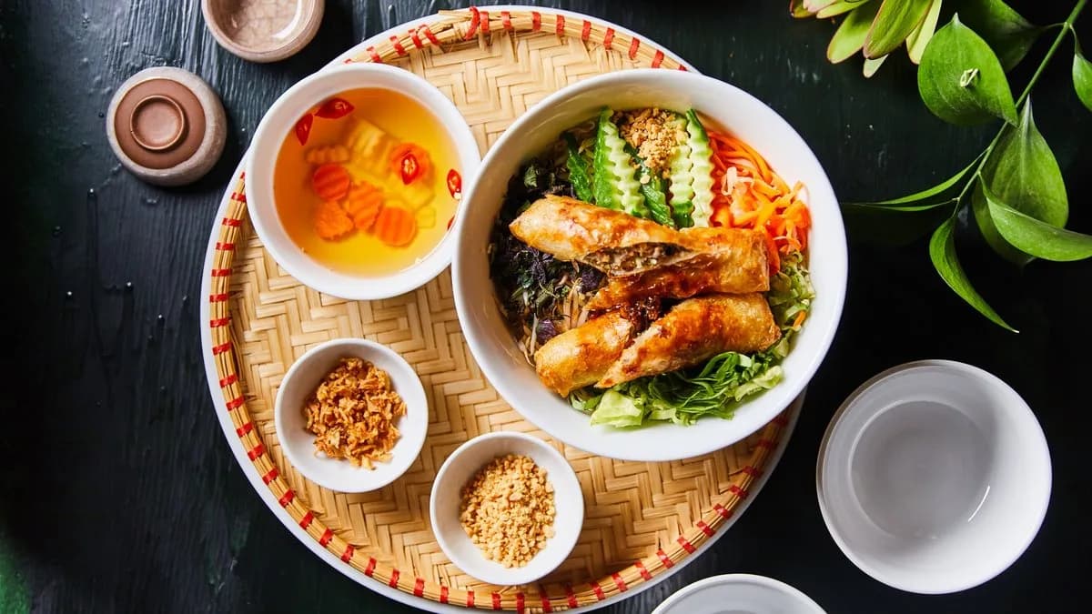 Bún tészta tavaszi tekerccsel - vega