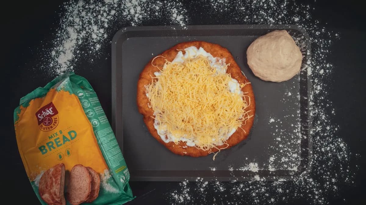 Gluténmentes sajtos-tejfölös lángos