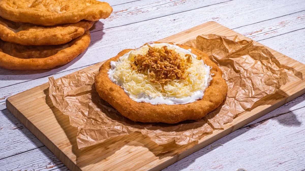 Sajtos-Tejfölös Pirított hagymával