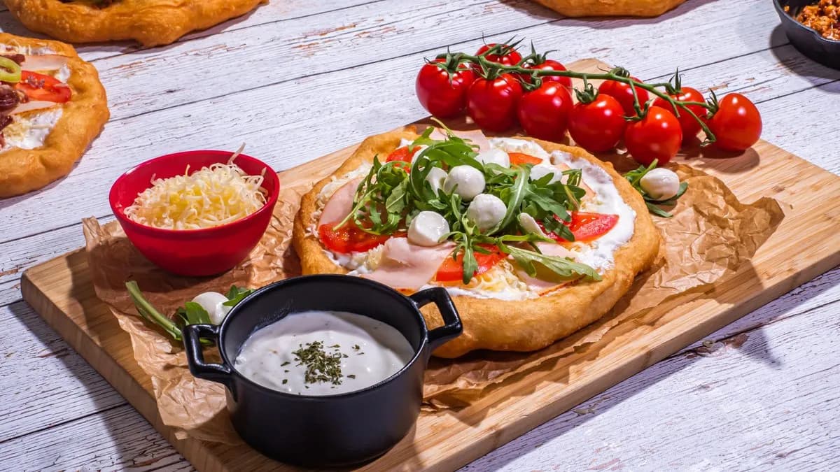 Gluténmentes Sonkás-Rukkolás lángos