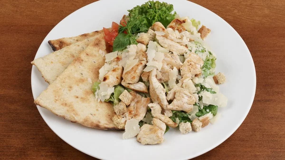 Cézár saláta csirkemellel, parmezán sajttal