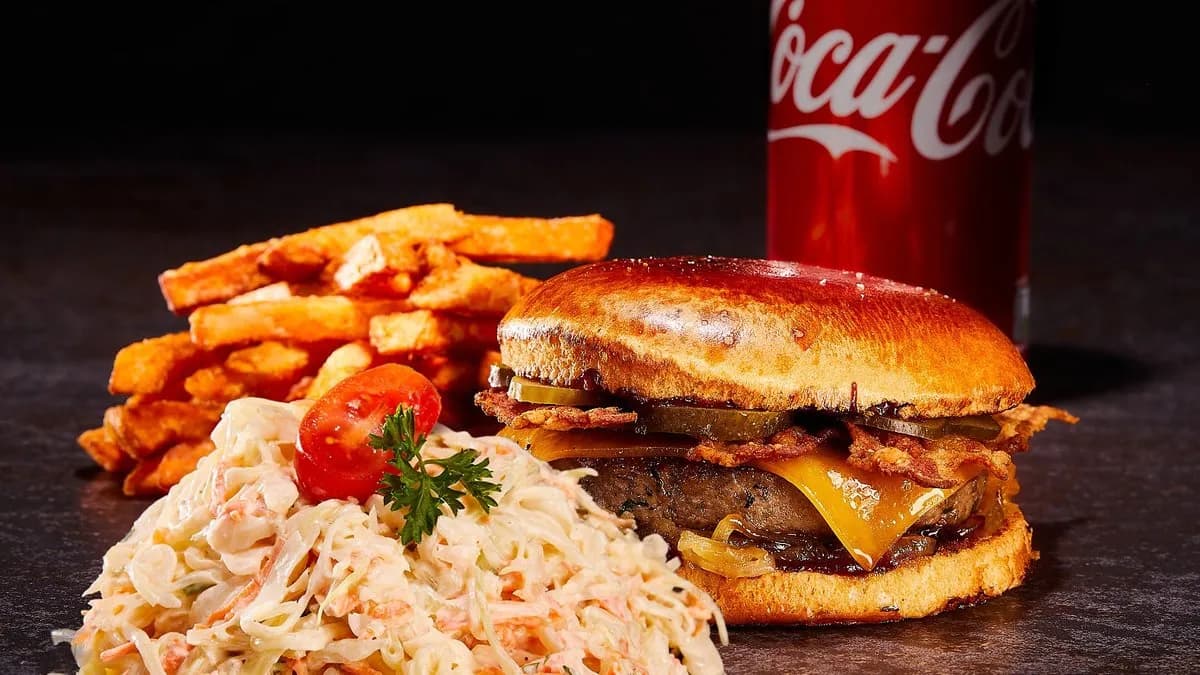 Trófea Burger menü Hasábburgonya, Coleslaw saláta, Coca Cola 0,33 l