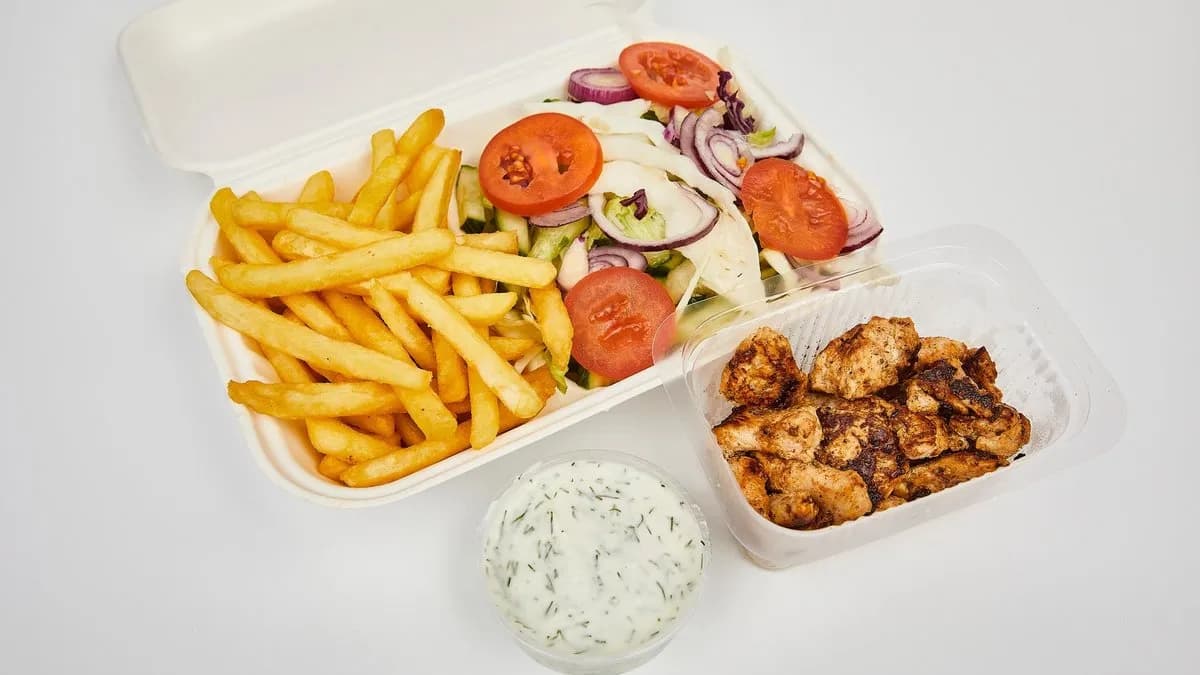 Gyros tál (csirkehús, hasábburgonya, saláta, kapros öntet)