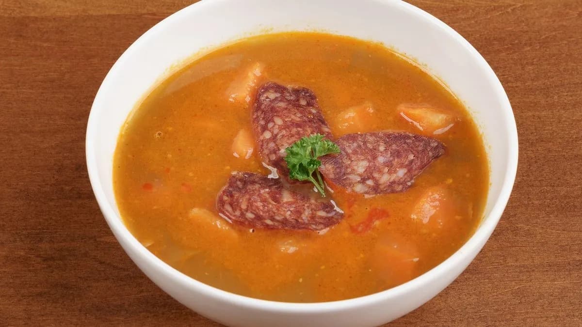 Csülkös bableves tejföllel és mini zsemlével